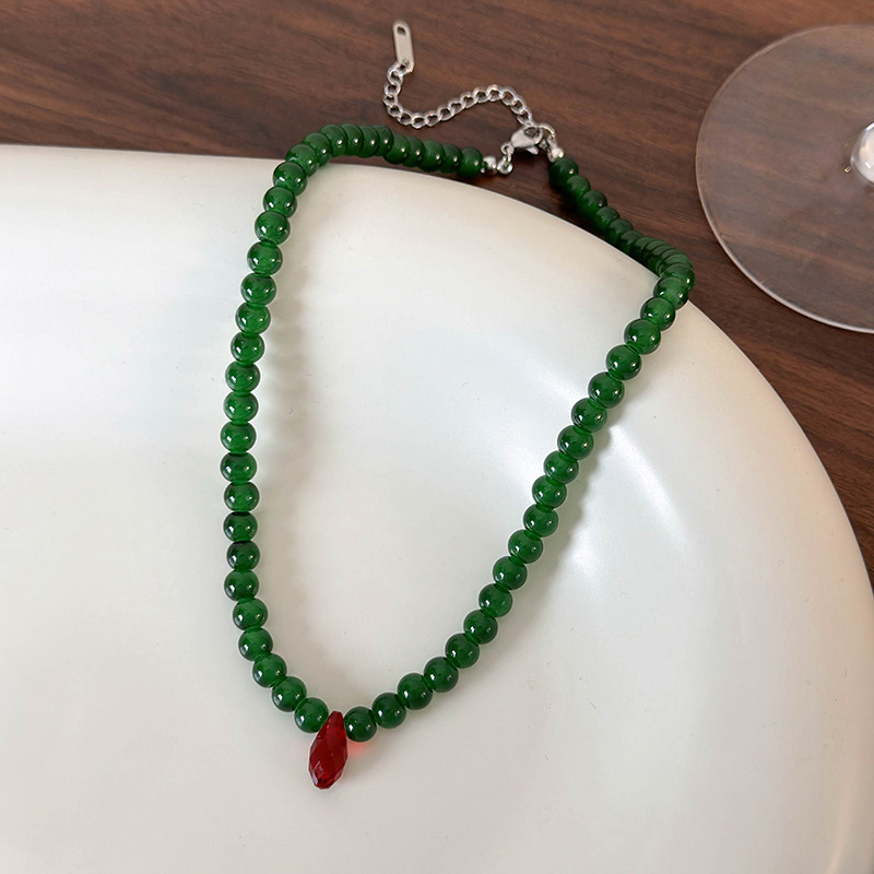 Vintage Fashion Look - Kalung Manik-manik Hijau Vintage dengan Choker