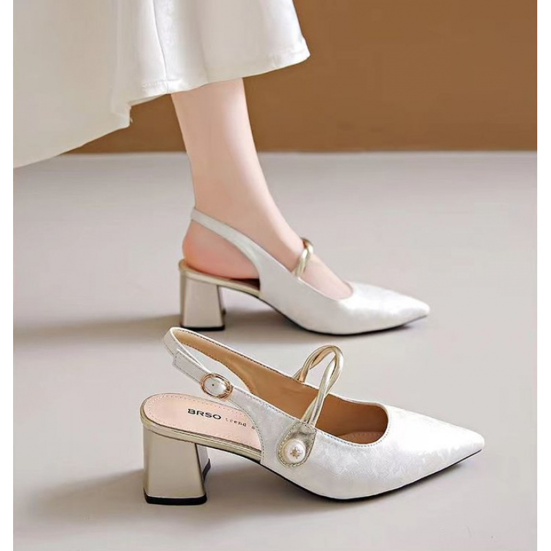 Vintage Fashion Dress - Sandal Wanita Elegan 2026 dengan Ujung